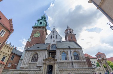 Antik cephe bina Wawel Kalesi şehir Krakow Polonya. Yaz saati ve güzel kilise
