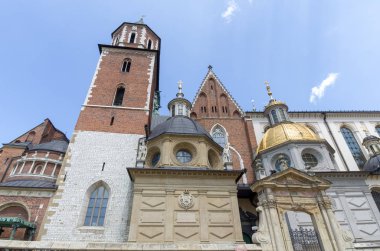 Antik cephe bina Wawel Kalesi şehir Krakow Polonya. Yaz saati ve güzel kilise