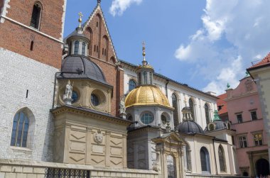 Antik cephe bina Wawel Kalesi şehir Krakow Polonya. Yaz saati ve güzel kilise