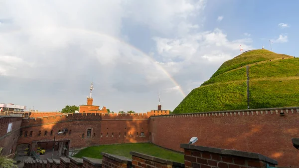 Kosciuszko halom Krakkóban, a rainbow, Lengyelország — Stock Fotó