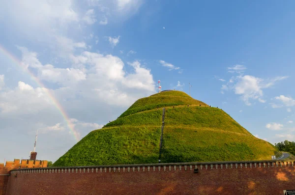 Kosciuszko halom Krakkóban, a rainbow, Lengyelország — Stock Fotó