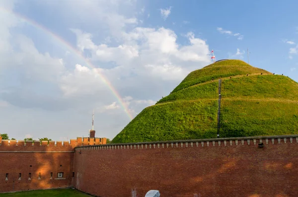 Kosciuszko halom Krakkóban, a rainbow, Lengyelország — Stock Fotó