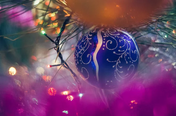 Renkli ışıklar ile Noel ağacı Noel closeup topu.