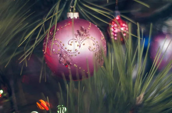 Renkli ışıklar ile Noel ağacı Noel closeup topu.