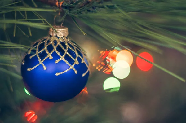 Renkli ışıklar ile Noel ağacı Noel closeup topu.
