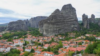 Manastır ve Meteora, Yunanistan, Kalambaka kaya oluşumları ile manzara