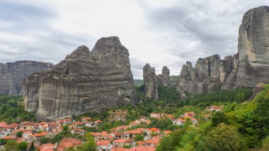 Manastır ve Meteora, Yunanistan, Kalambaka kaya oluşumları ile manzara