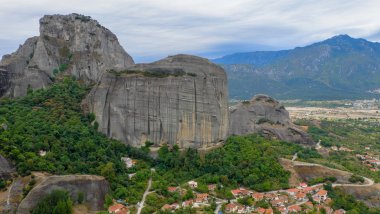 arka plan, bölge Tırhala, Yunanistan için kalampaka şehir ile Meteora kayalar