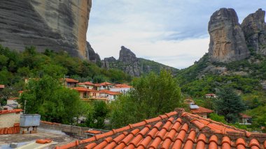 Meteora taş ve kayaların üst kısımları üzerinde güzel manastır manastır, Yunanistan. Kalampaka şehir