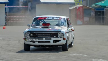 Soyut bulanık drift araba yanmış lastik dumanı ile