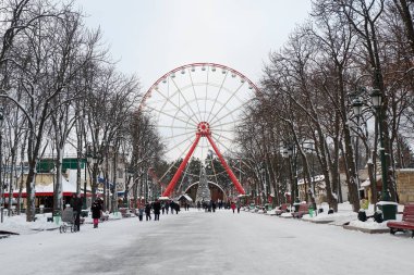 Kharkov, Ukrayna - Aralık 2018: dönme dolap ve Gorki Park timelapse hyperlapse, Kharkiv, Ukrayna Noel ağacı. Kış eğlence parkı ve konumlar.