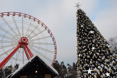 Kharkov, Ukrayna - Aralık 2018: dönme dolap ve Gorki Park timelapse hyperlapse, Kharkiv, Ukrayna Noel ağacı. Kış eğlence parkı ve konumlar.
