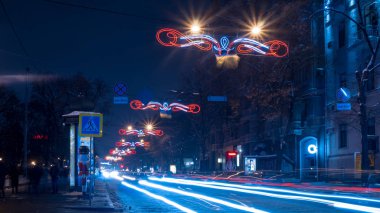 akşam Kharkiv kış park ve sokak lambası. Noel şehir ışıkları