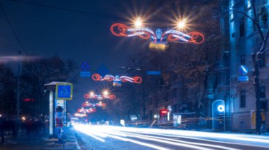 akşam Kharkiv kış park ve sokak lambası. Noel şehir ışıkları