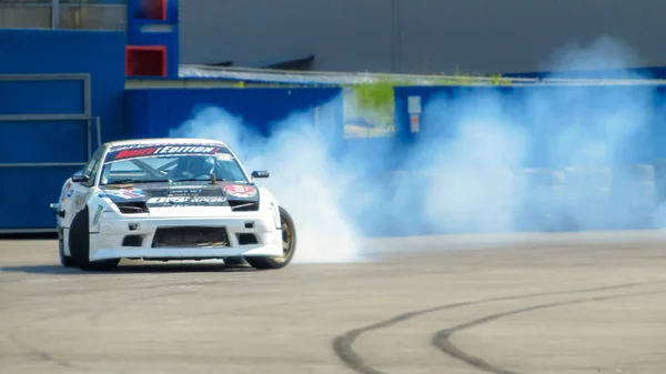 Soyut bulanık drift araba yanmış lastik dumanı ile