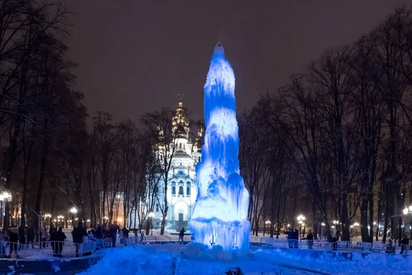 Mirror stream in winter - the first symbol of the city Kharkiv, a fountain in the heart of the city illuminated by night — Stock Photo, Image