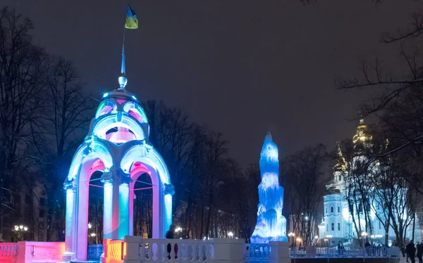 El chorro de espejos en invierno - el primer símbolo de la ciudad Kharkiv, una fuente en el corazón de la ciudad iluminada por la noche —  Fotos de Stock