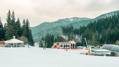 Güneşli kış dağ manzarası, Kayak Merkezi Yasna, Tatras, Slovakya.