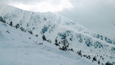 Jasna resort, Liptov, Slovakya - Şubat, 2019: mavi gökyüzü kar bulutlar ve yeni modern Asansör Funitel Jasna, bölge Liptov, Slovakya.
