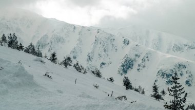 Jasna resort, Liptov, Slovakya - Şubat, 2019: mavi gökyüzü kar bulutlar ve yeni modern Asansör Funitel Jasna, bölge Liptov, Slovakya.