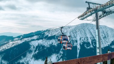Jasna resort, Liptov, Slovakya - Şubat, 2019: mavi gökyüzü kar bulutlar ve yeni modern Asansör Funitel Jasna, bölge Liptov, Slovakya.