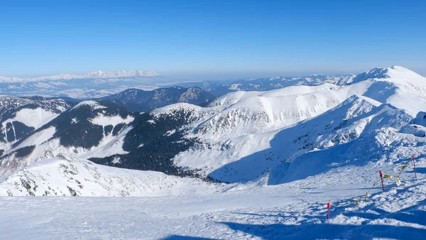 Vista desde la montaña Chopok, el pico más alto de Low Tatras, Jasna, Eslovaquia — Foto de Stock