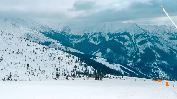 Jasna resort, Liptov, Slovakya - Şubat, 2019: mavi gökyüzü kar bulutlar ve yeni modern Asansör Funitel Jasna, bölge Liptov, Slovakya. — Stok fotoğraf