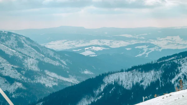 Jasna resort, Liptov, Slovakya - Şubat, 2019: mavi gökyüzü kar bulutlar ve yeni modern Asansör Funitel Jasna, bölge Liptov, Slovakya.