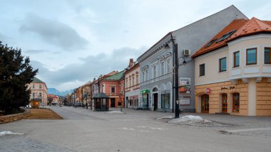Liptovsky Mikulas. Kış nehir ile Slovakya şehir