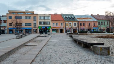 Liptovsky Mikulas. Kış nehir ile Slovakya şehir