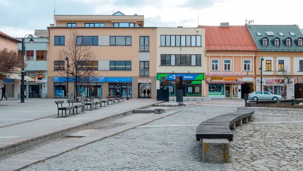 Liptovsky Mikulas. Kış nehir ile Slovakya şehir