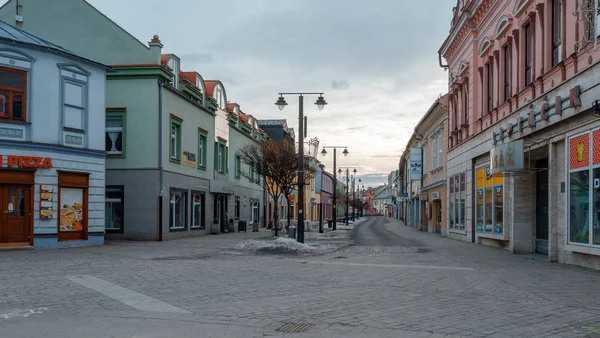 Liptovsky Mikulas. Kış nehir ile Slovakya şehir