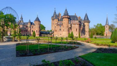 Hollanda'nın gölündeki De Haar kalesi. Hollanda'nın ünlü kaleleri