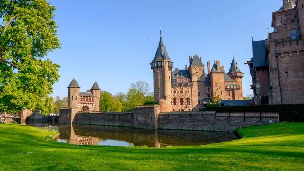 Hollanda'nın gölündeki De Haar kalesi. Hollanda'nın ünlü kaleleri — Stok fotoğraf