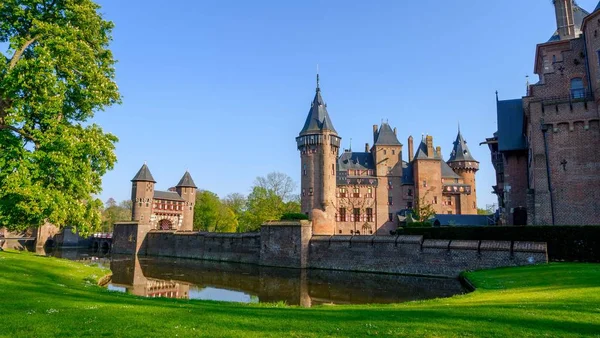 Hollanda'nın gölündeki De Haar kalesi. Hollanda'nın ünlü kaleleri — Stok fotoğraf