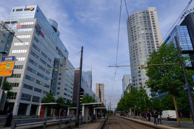 Rotterdam, Güney Hollanda, Hollanda-Mayıs 5 2019: sokaklarda şehir Archirecture, Hollanda