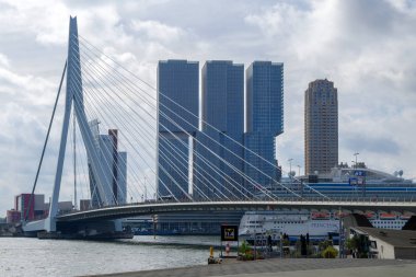 Rotterdam, Güney Hollanda, Hollanda-Mayıs 5 2019: sokaklarda şehir Archirecture, Hollanda