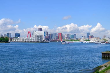Rotterdam, Güney Hollanda, Hollanda-Mayıs 5 2019: sokaklarda şehir Archirecture, Hollanda