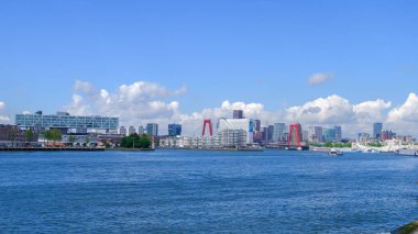 Rotterdam, Güney Hollanda, Hollanda-Mayıs 5 2019: sokaklarda şehir Archirecture, Hollanda