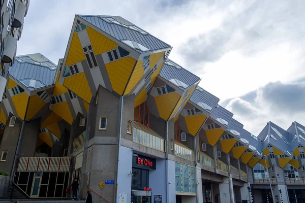 Rotterdam, Güney Hollanda, Hollanda-Mayıs 5 2019: sokaklarda şehir Archirecture, Hollanda