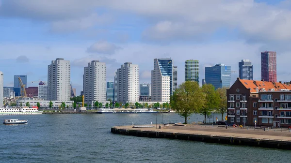 Rotterdam, Holanda Meridional, Países Bajos - 5 de mayo de 2019: Archirectura de la ciudad en las calles, Holanda — Foto de Stock