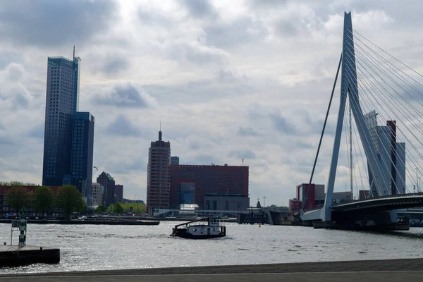 Rotterdam, Hollande-Méridionale, Pays-Bas - 5 mai 2019 : Archirecture de la ville dans les rues, Hollande — Photo