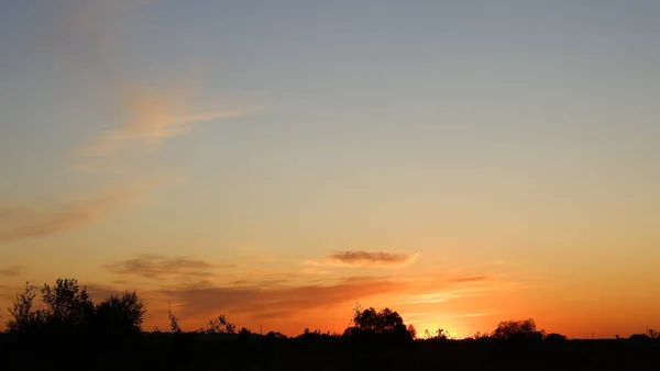 Feliz nuevo concepto del día: salida del sol del verano sobre el hermoso campo y el cielo impresionante — Foto de Stock