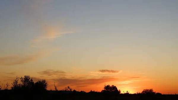 Feliz nuevo concepto del día: salida del sol del verano sobre el hermoso campo y el cielo impresionante — Foto de Stock