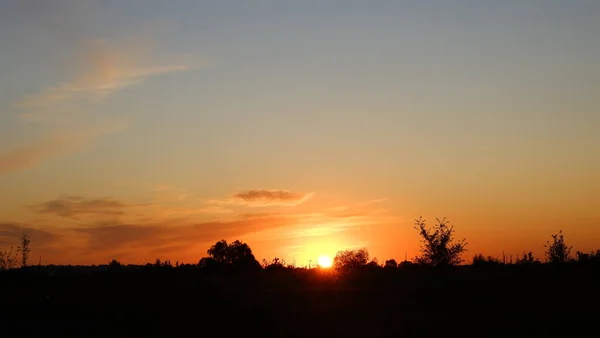 Feliz nuevo concepto del día: salida del sol del verano sobre el hermoso campo y el cielo impresionante — Foto de Stock