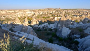 Türkiye 'nin Kapadokya kentindeki vadilerin günbatımı panoramik görünümü