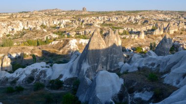 Türkiye 'nin Kapadokya kentindeki vadilerin günbatımı panoramik görünümü