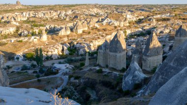 Türkiye 'nin Kapadokya kentindeki vadilerin günbatımı panoramik görünümü