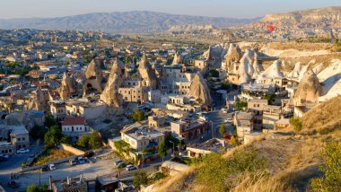Türkiye 'nin Kapadokya kentindeki vadilerin günbatımı panoramik görünümü