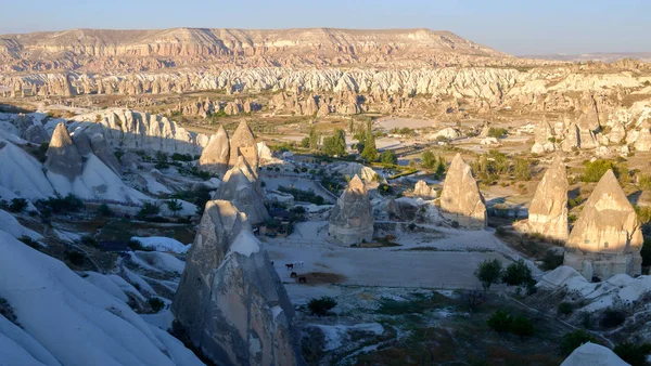 Vista panorámica al atardecer de los valles en Capadocia, Turquía —  Fotos de Stock